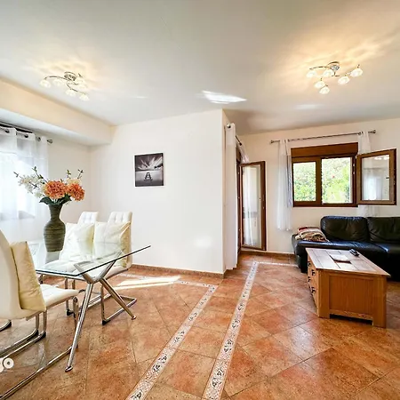 Bright 3 Bedroom Corner Townhouse Lomas Bau001 Holiday home