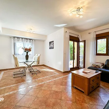 Bright 3 Bedroom Corner Townhouse Lomas Bau001 *